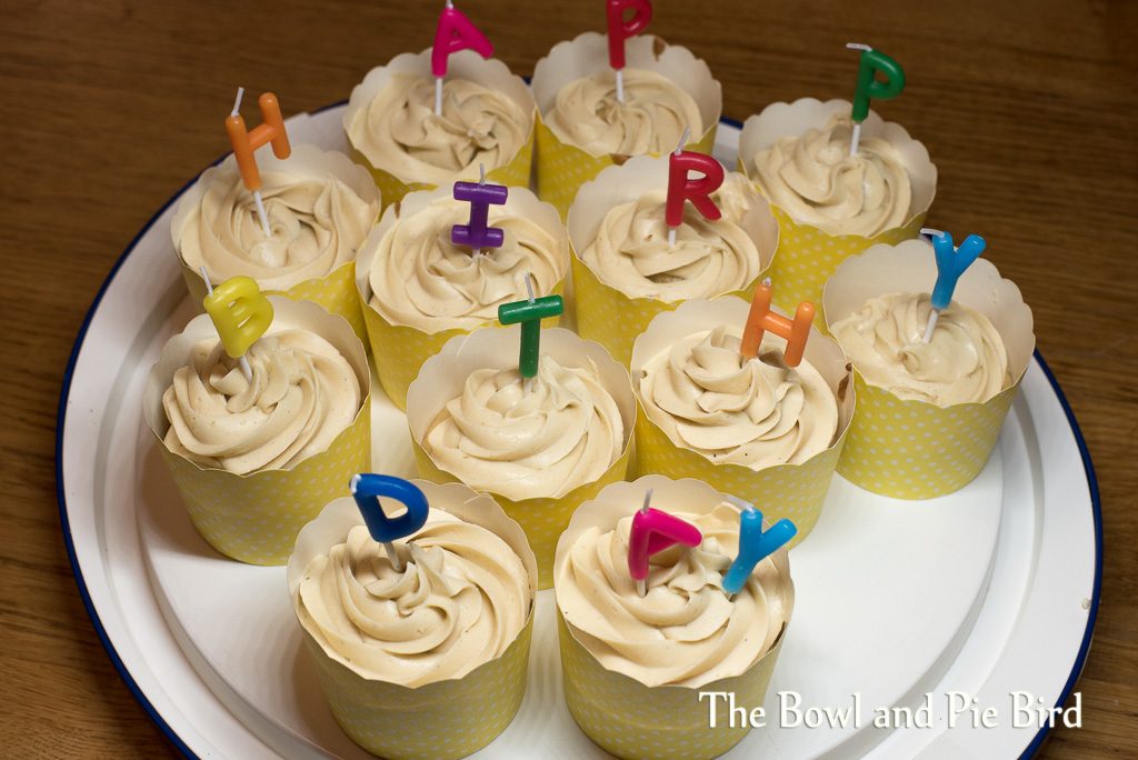 [:de]Vanille Cupcakes mit weißer Ganache[:en]Vanilla Cupcakes with ...