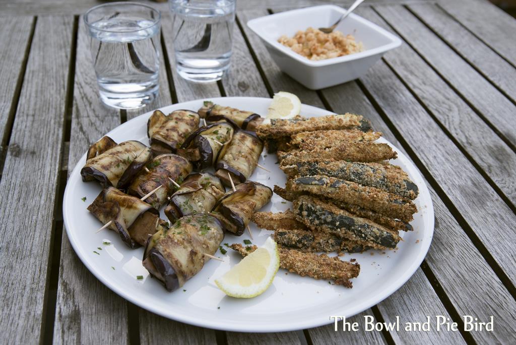 Read more about the article Gebackene Zucchinistäbchen und Aubergine-Tofu Rouladen | Baked zucchini sticks and aubergine tofu roulades