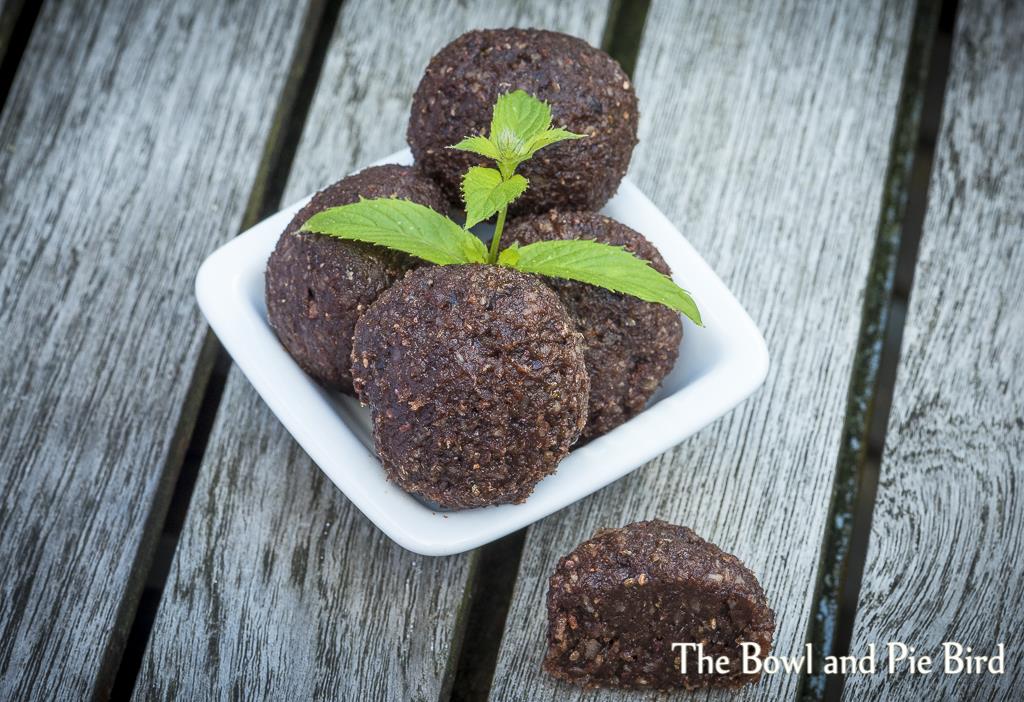 Read more about the article Dattel & Mandel Powerkugeln mit Kakao Nibs | Date & Almond Bliss Balls with Cocoa Nibs