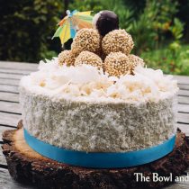 [:de]Kokoskuchen mit Kokosfüllung und weißer Ganache (vegan)[:en] Coconut Cake with Coconut filling and white ganache (vegan)[:]
