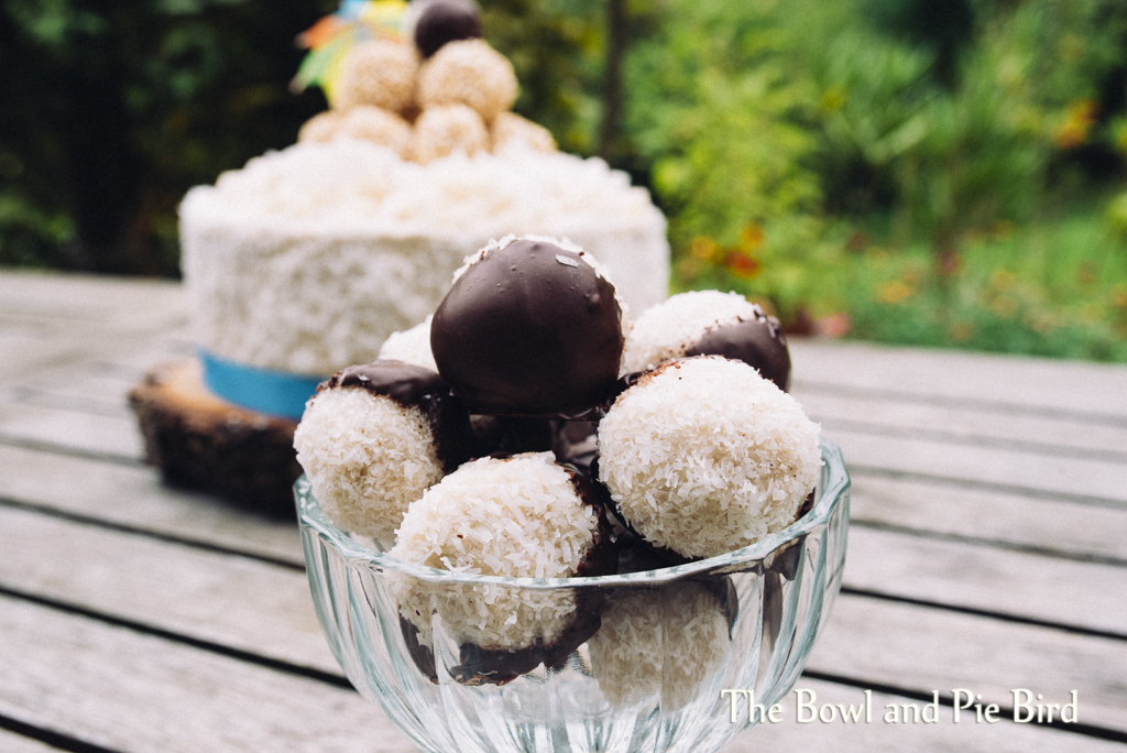 Read more about the article Kokoskuchen mit Kokosfüllung und weißer Ganache (vegan) | Coconut Cake with Coconut filling and white ganache (vegan)