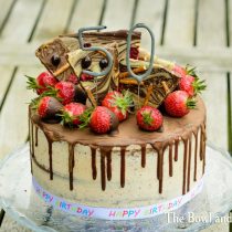 [:de]Schokotorte mit Erdbeer Swiss Meringue Buttercreme[:en]Chocolate cake with Strawberry Swiss Meringue Buttercream[:]