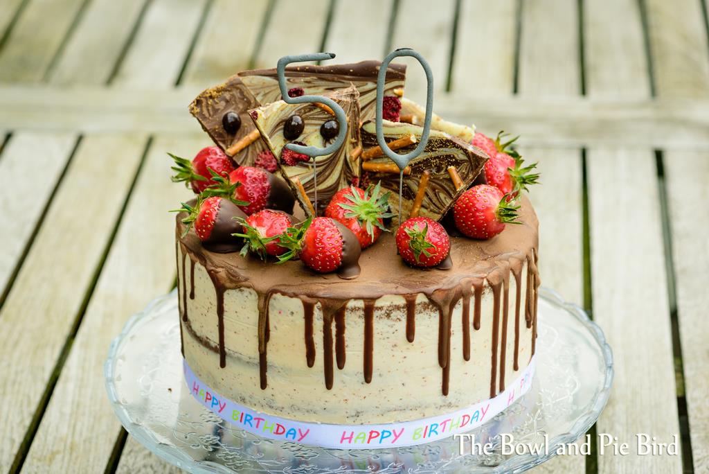 Read more about the article Schokotorte mit Erdbeer Swiss Meringue Buttercreme | Chocolate cake with Strawberry Swiss Meringue Buttercream