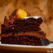 [:de]Dunkler Schokoladenkuchen mit Orangen-Ganache (Vegan)[:en]Dark chocolate cake with orange flavoured ganache (vegan)[:]