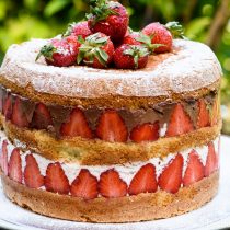 [:de]Fruchtig cremige Geburtstagstorte mit Erdbeeren[:en]Fruity Creamy Strawberry Birthday Cake[:]