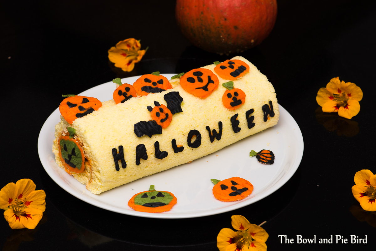 Read more about the article Biskuitrolle mit Halloween-Kürbis Muster | Spooky Halloween Swiss Roll with pumpkin pattern