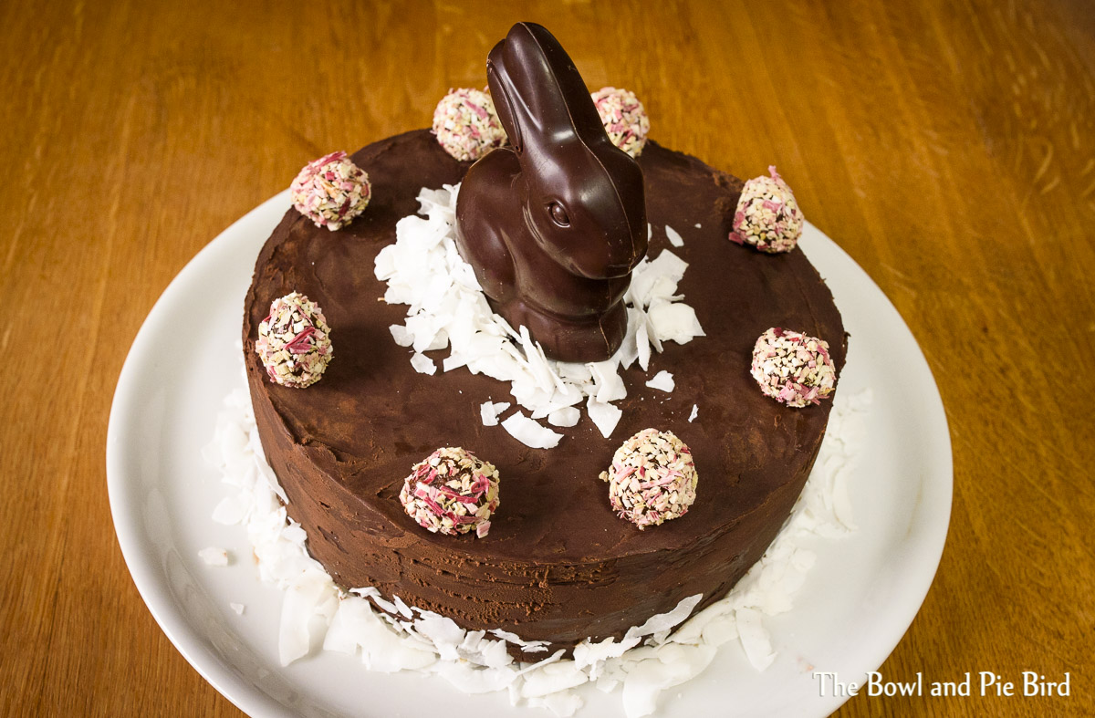 Read more about the article Saftiger veganer Schokokuchen mit Kokosmilch | Moist vegan chocolate mud cake with coconut milk