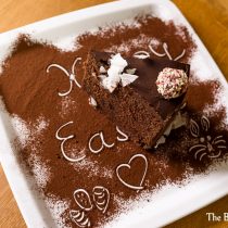 [:de]Saftiger veganer Schokokuchen mit Kokosmilch[:en]Moist vegan chocolate mud cake with coconut milk[:]